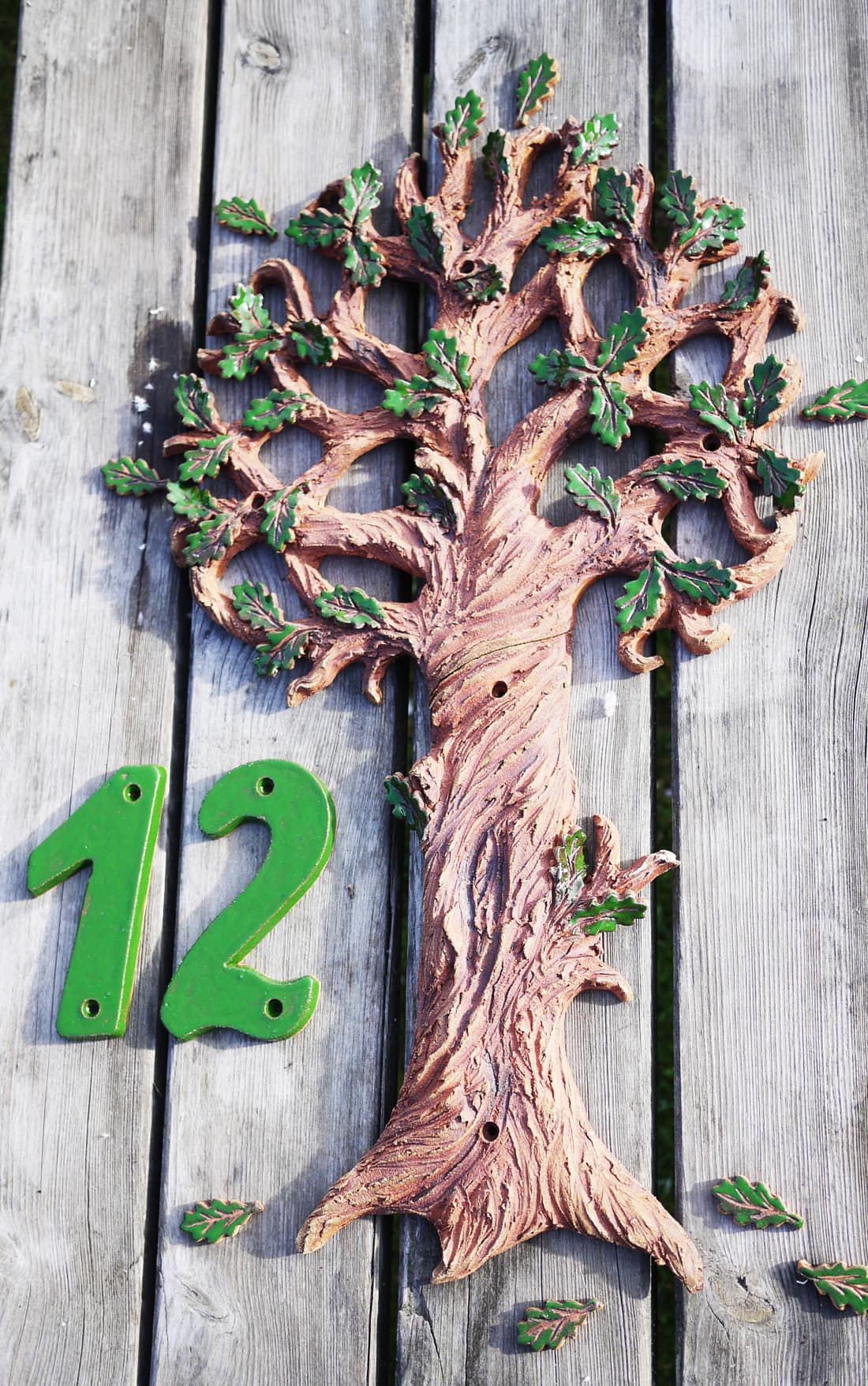 Keramický detail v zahradě