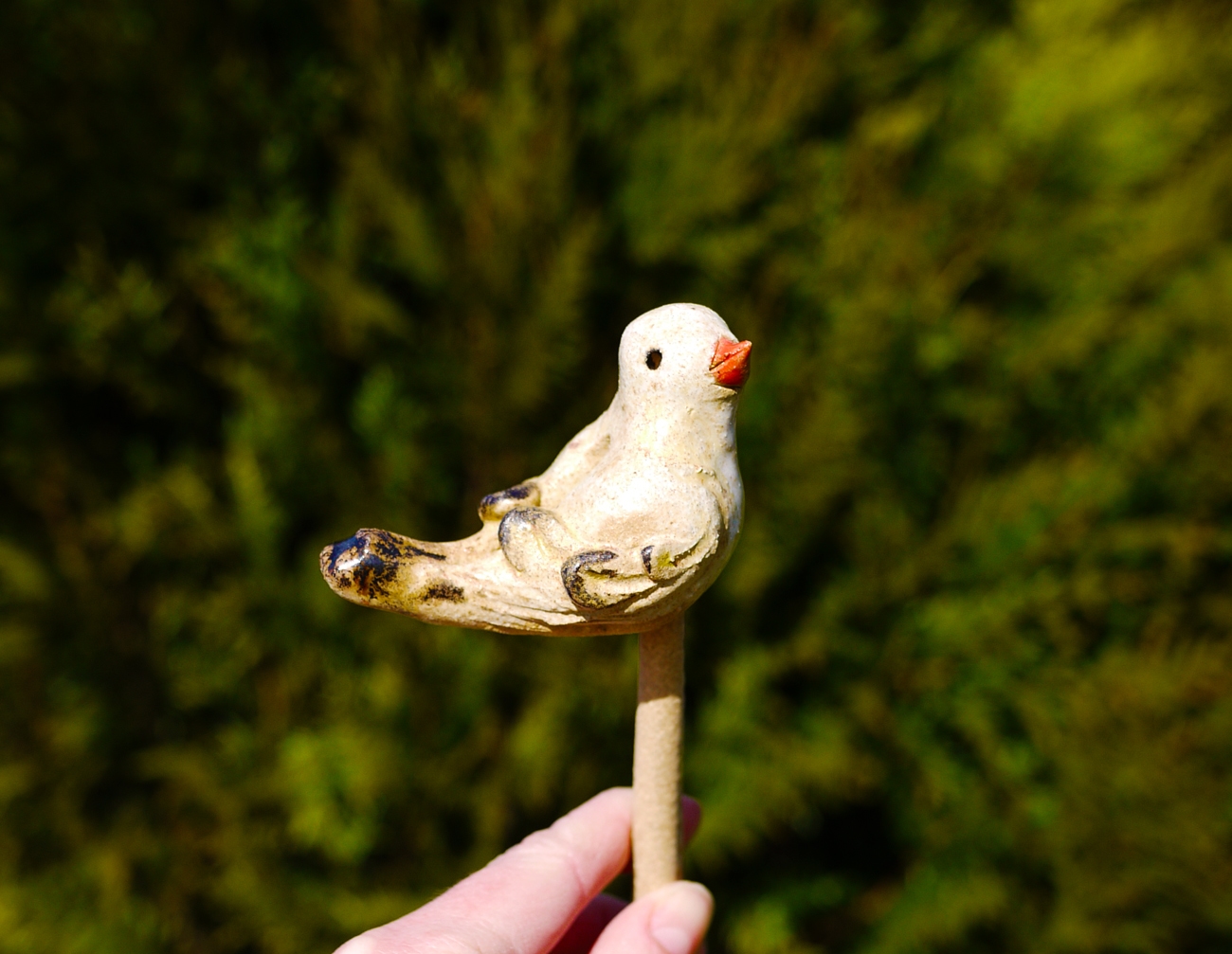 Keramická figurka ptáčka světlá - zápich